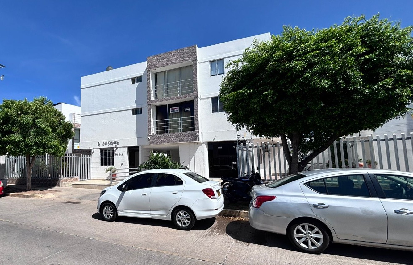 Habitacion principal con aire acondicionado y bano privado en apartamento Valledupar